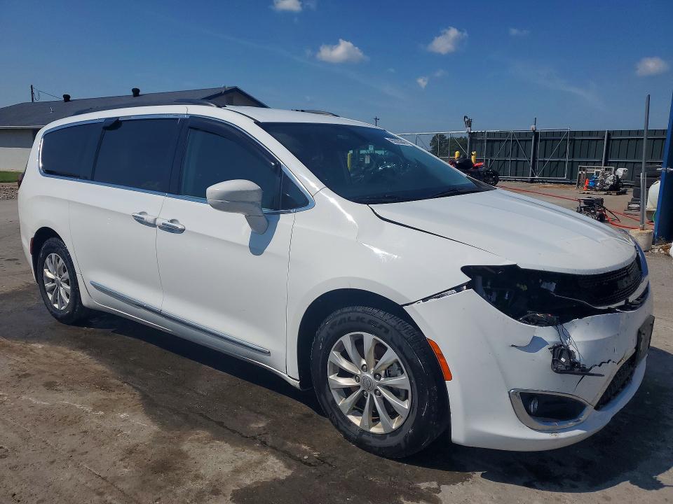 Photo 4 from auction – 2017 CHRYSLER PACIFICA with VIN 2C4RC1BG8HR583529