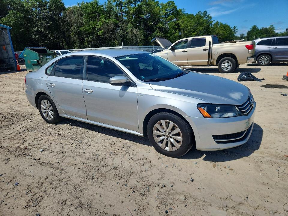 Foto 4 de la subasta – 2015 VOLKSWAGEN PASSAT con VIN 1VWAT7A35FC040480
