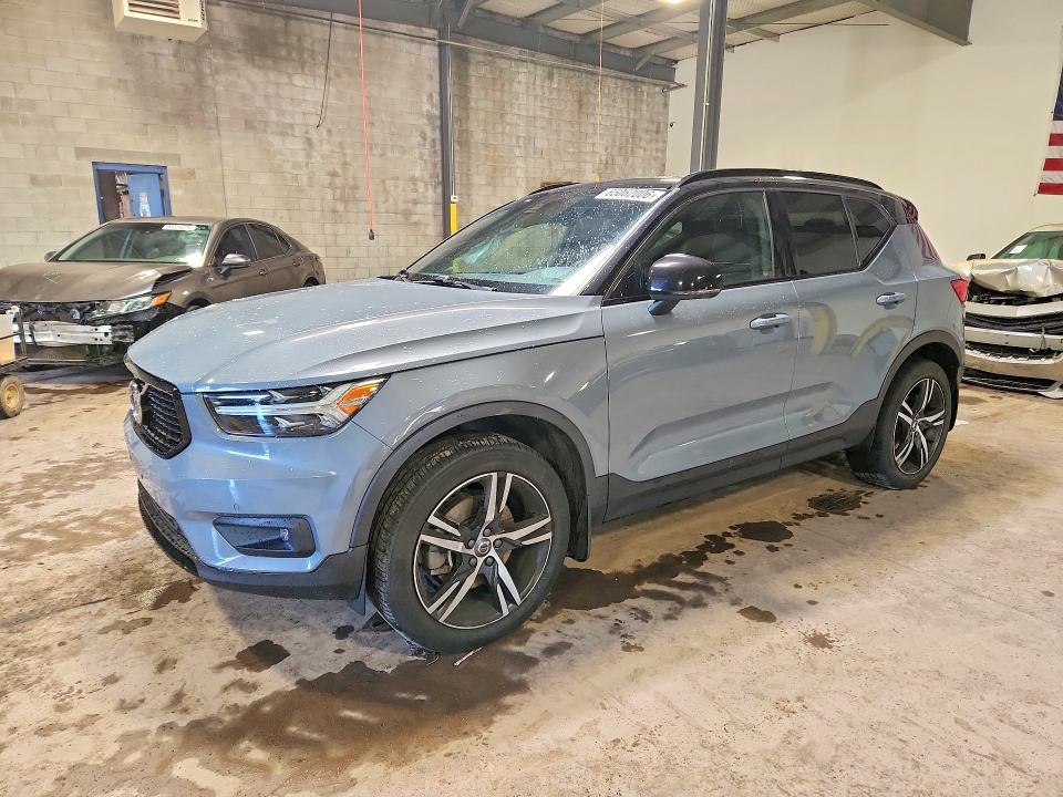 2021 VOLVO XC40