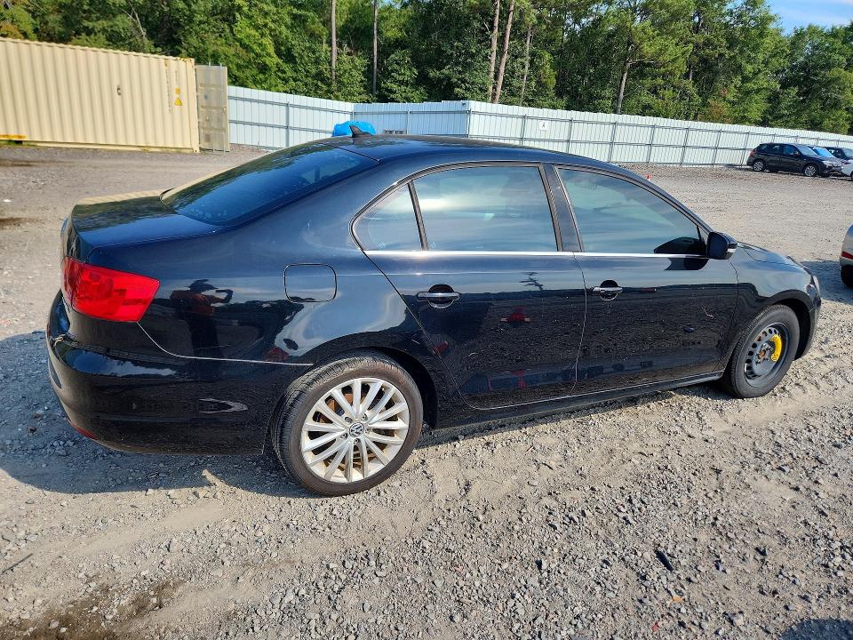 Photo 3 from auction – 2011 VOLKSWAGEN JETTA with VIN 3VWLX7AJ2BM390637