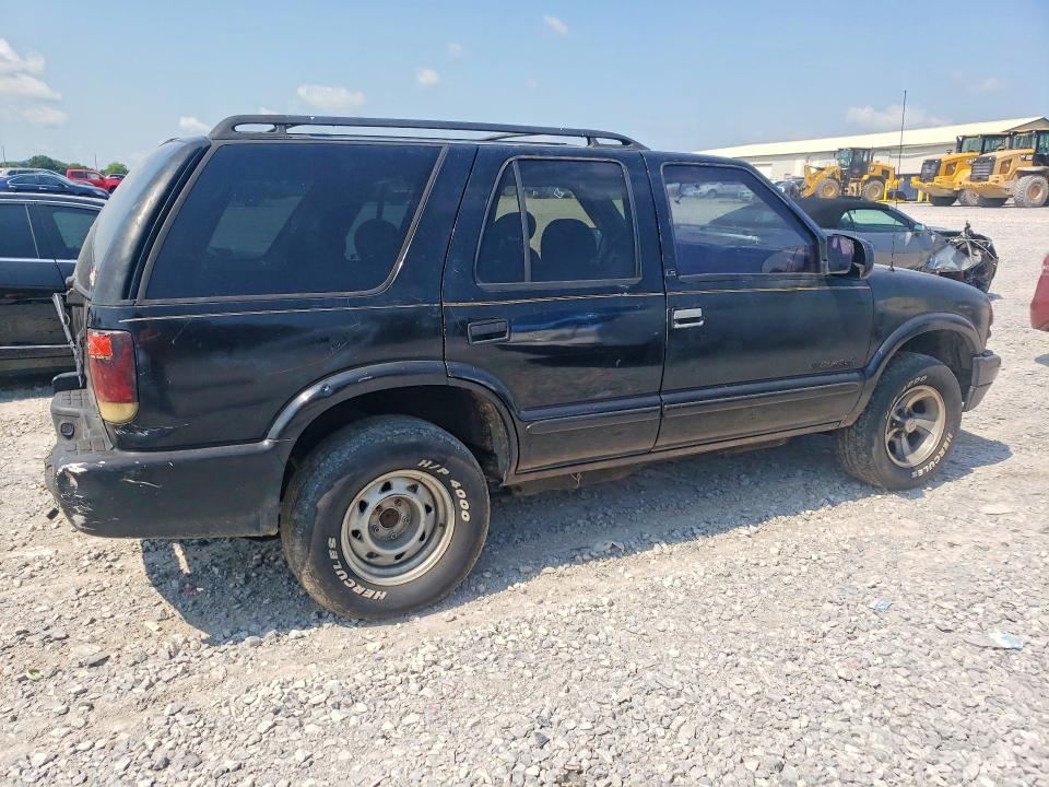 Photo 3 from auction – 2002 CHEVROLET BLAZER with VIN 1GNCS13W92K134887