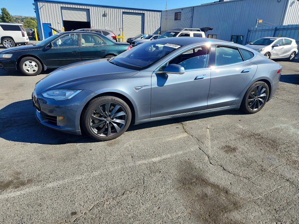 TESLA MODEL S 2013 with VIN 5YJSA1CN4DFP05930 - Photo from auction