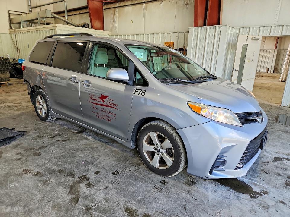 Photo 4 from auction – 2018 TOYOTA SIENNA with VIN 5TDKZ3DC4JS938196