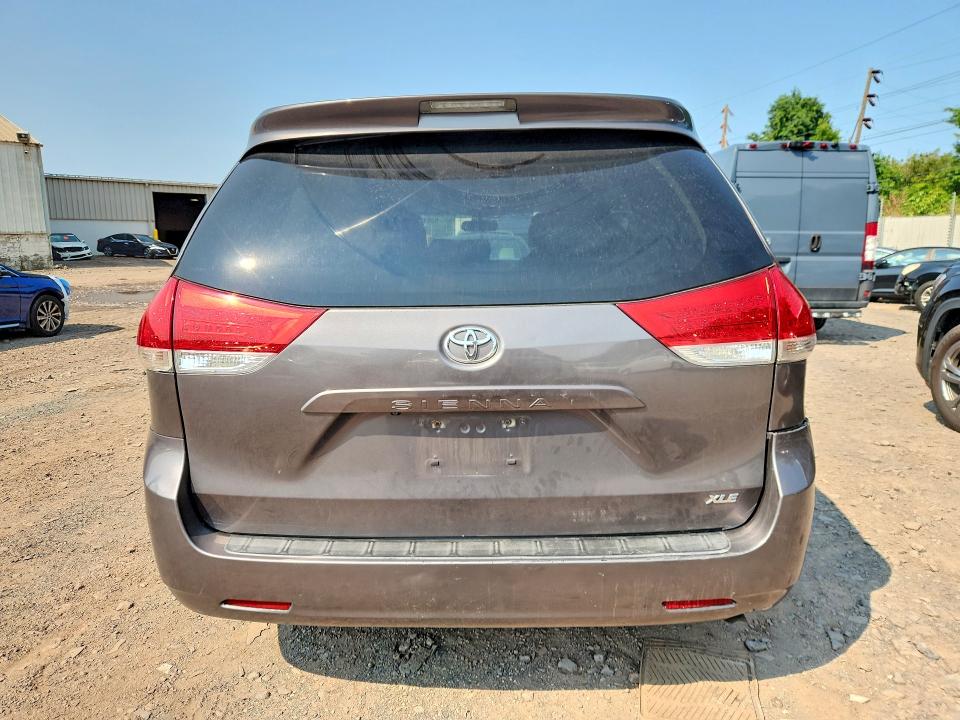 Photo 6 from auction – 2011 TOYOTA SIENNA with VIN 5TDYK3DC5BS142038