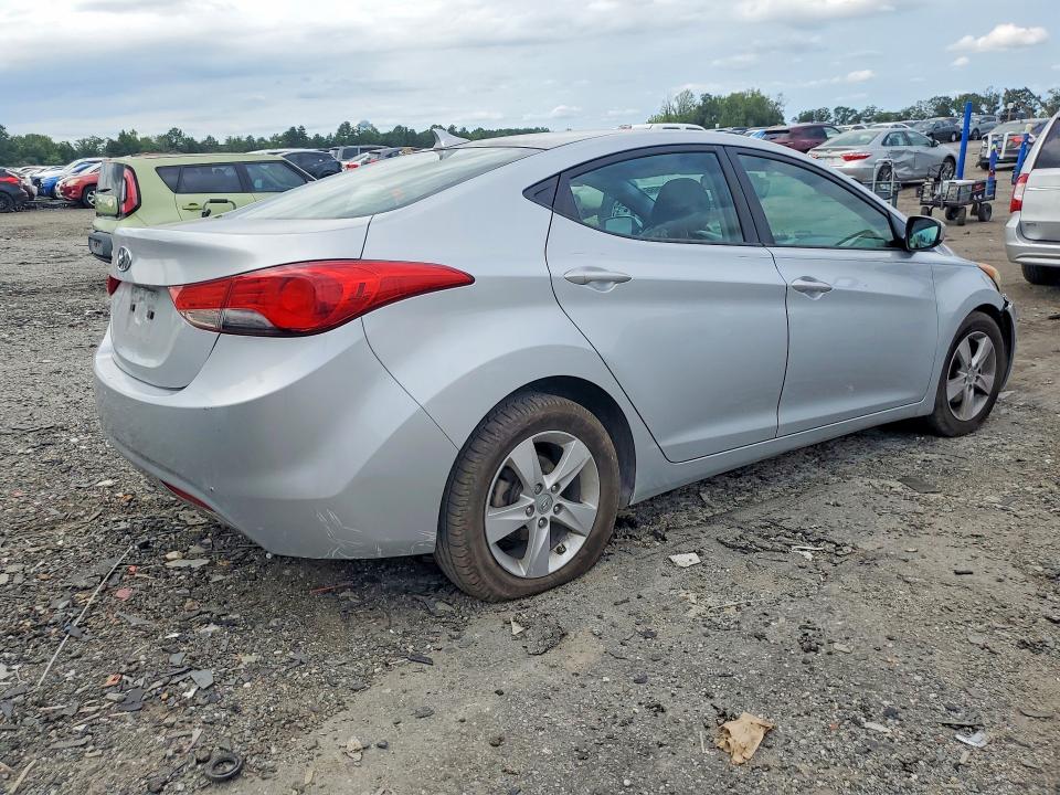 Photo 3 from auction – 2013 HYUNDAI ELANTRA with VIN 5NPDH4AE0DH425190
