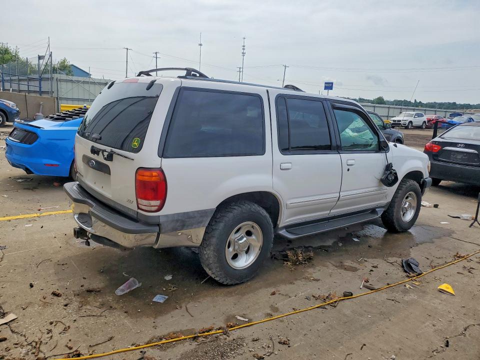 Photo 3 from auction – 2000 FORD EXPLORER with VIN 1FMZU83P2YUB60951