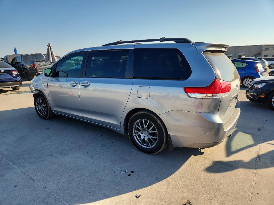 Photo 2 from auction – 2014 TOYOTA SIENNA with VIN 5TDKK3DC1ES430875