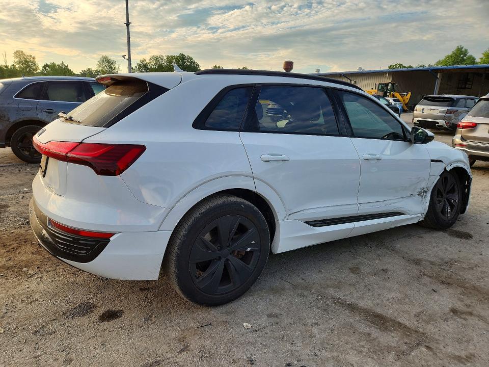 Фото 3 с аукциона – 2024 AUDI Q8 E-TRON с VIN WA14AAGE2RB014371