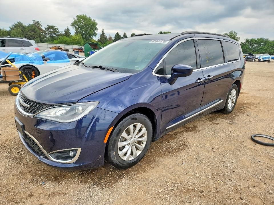CHRYSLER PACIFICA 2017 with VIN 2C4RC1BGXHR831828 - Photo from auction