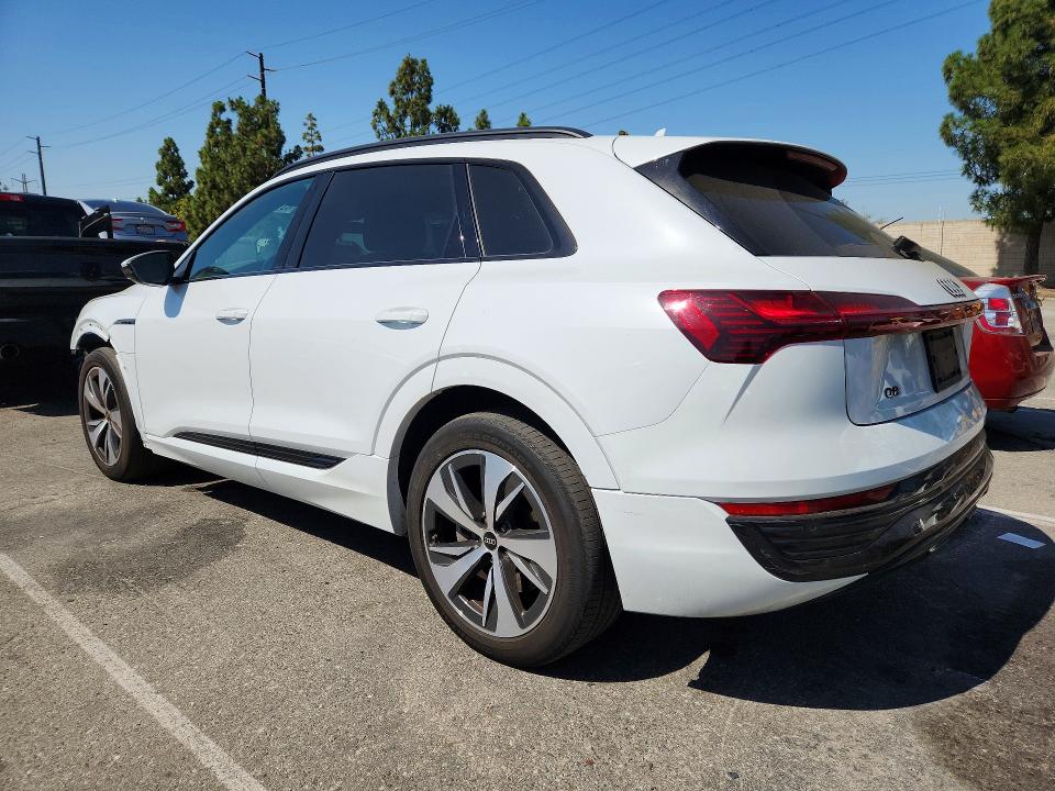 Zdjęcie 2 z aukcji – 2024 AUDI Q8 E-TRON z VIN WA14AAGE8RB027657