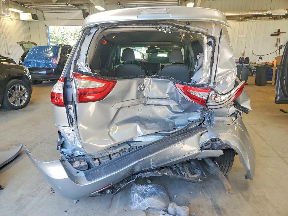 Photo 6 from auction – 2017 TOYOTA SIENNA with VIN 5TDYZ3DC6HS797314