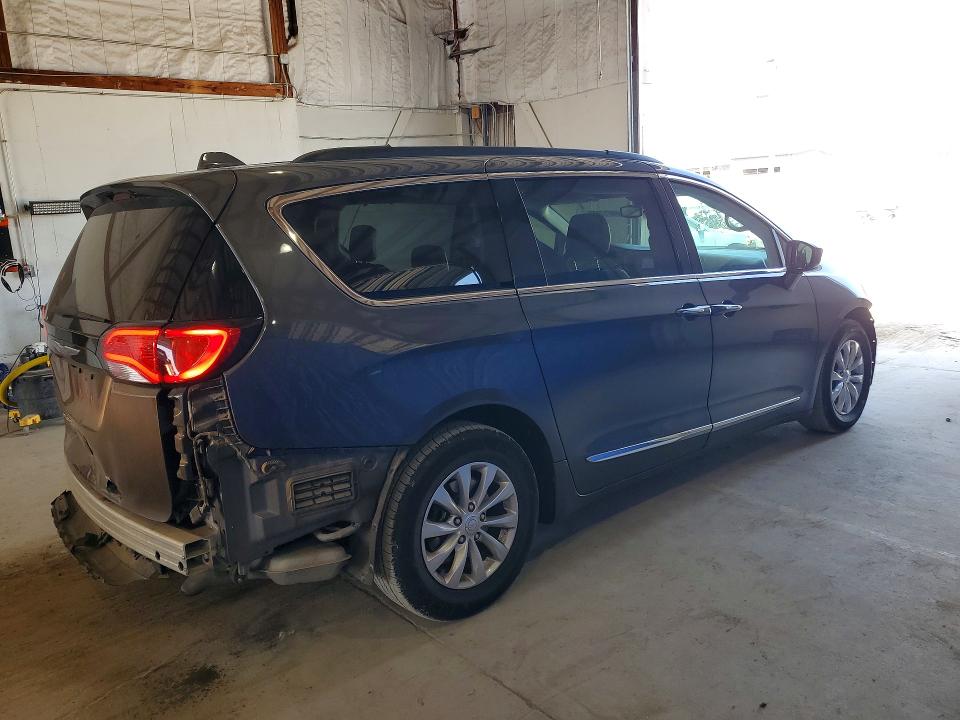 Photo 3 from auction – 2017 CHRYSLER PACIFICA with VIN 2C4RC1BG3HR569876