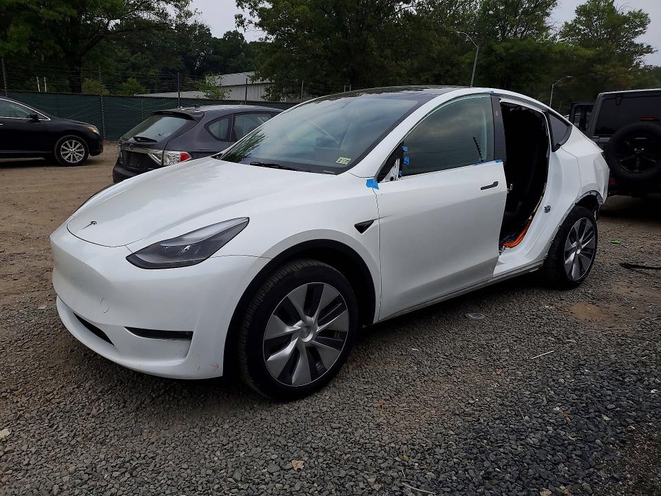 TESLA MODEL Y 2024 with VIN 7SAYGDEEXRA233618 - Photo from auction