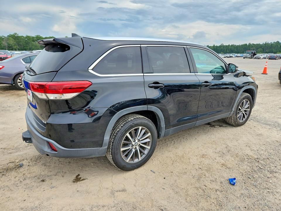 Photo 3 from auction – 2019 TOYOTA HIGHLANDER with VIN 5TDKZRFH1KS561811