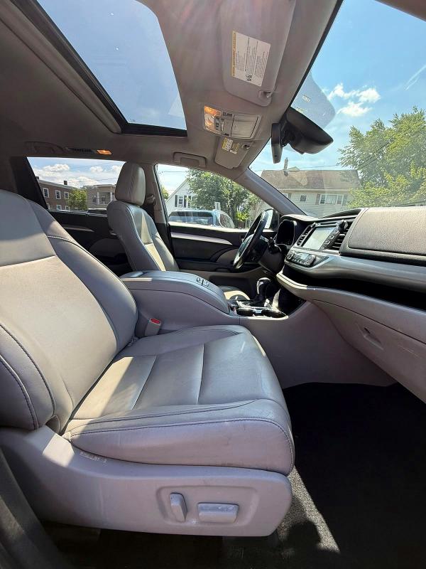 Photo 9 from auction – 2018 TOYOTA HIGHLANDER HYBRID with VIN 5TDJGRFH7JS045355