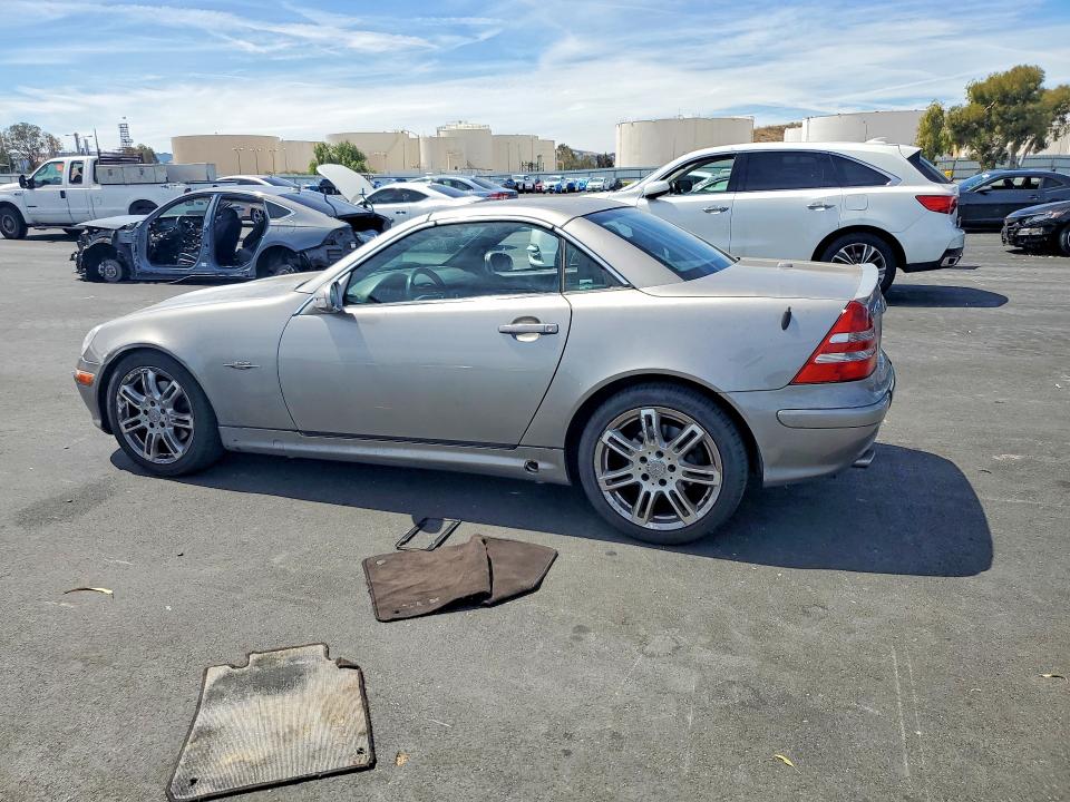 Снимка 2 от търг – 2004 MERCEDES-BENZ SLK с VIN WDBKK65F14F304118