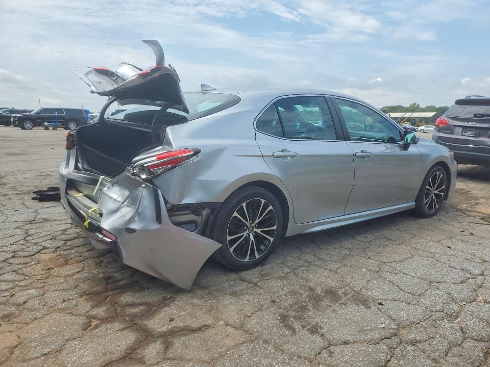Photo 3 from auction – 2018 TOYOTA CAMRY with VIN 4T1B11HK4JU070754