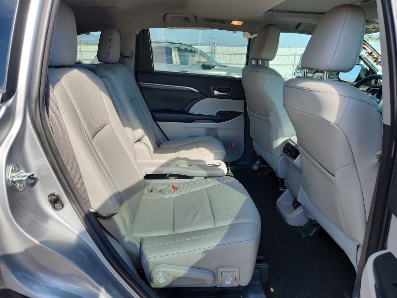 Photo 11 from auction – 2016 TOYOTA HIGHLANDER with VIN 5TDDKRFH3GS279948