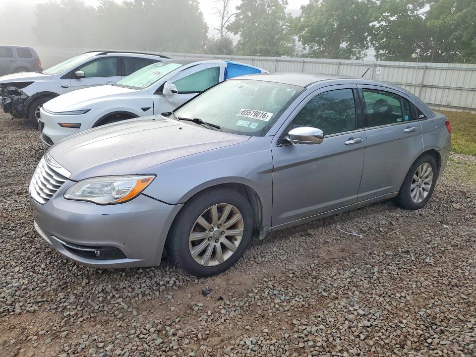 CHRYSLER 200 2013 with VIN 1C3CCBCG2DN612545 - Photo from auction