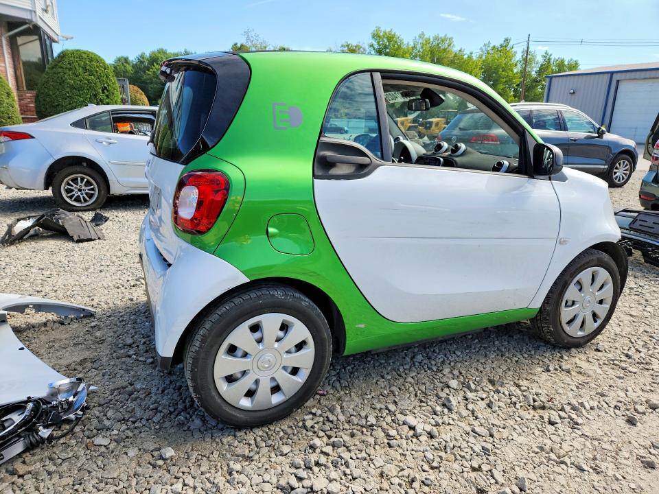 Photo 3 from auction – 2018 SMART FORTWO with VIN WMEFJ9BAXJK247129