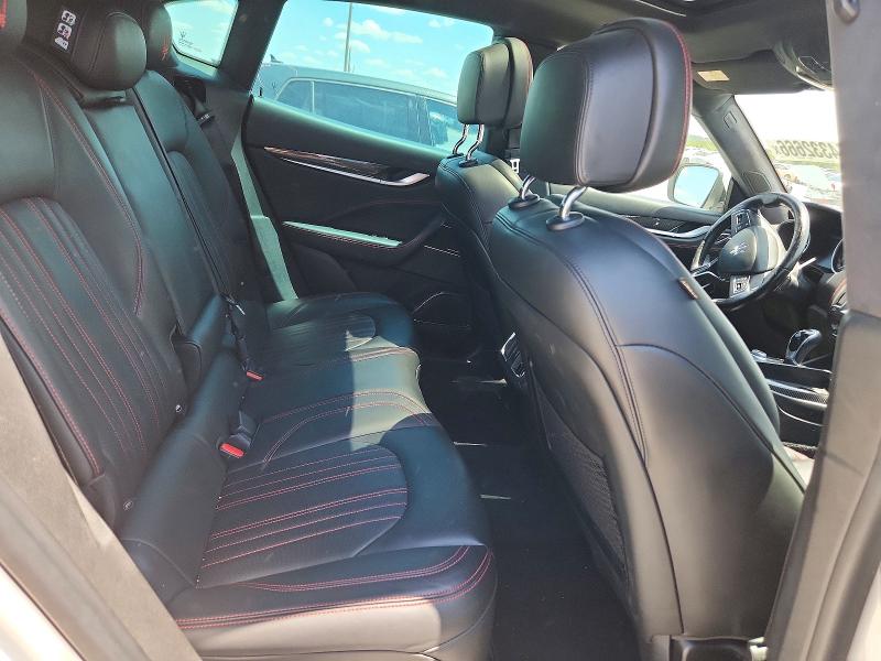 Photo 11 from auction – 2017 MASERATI LEVANTE with VIN ZN661XUL3HX210825