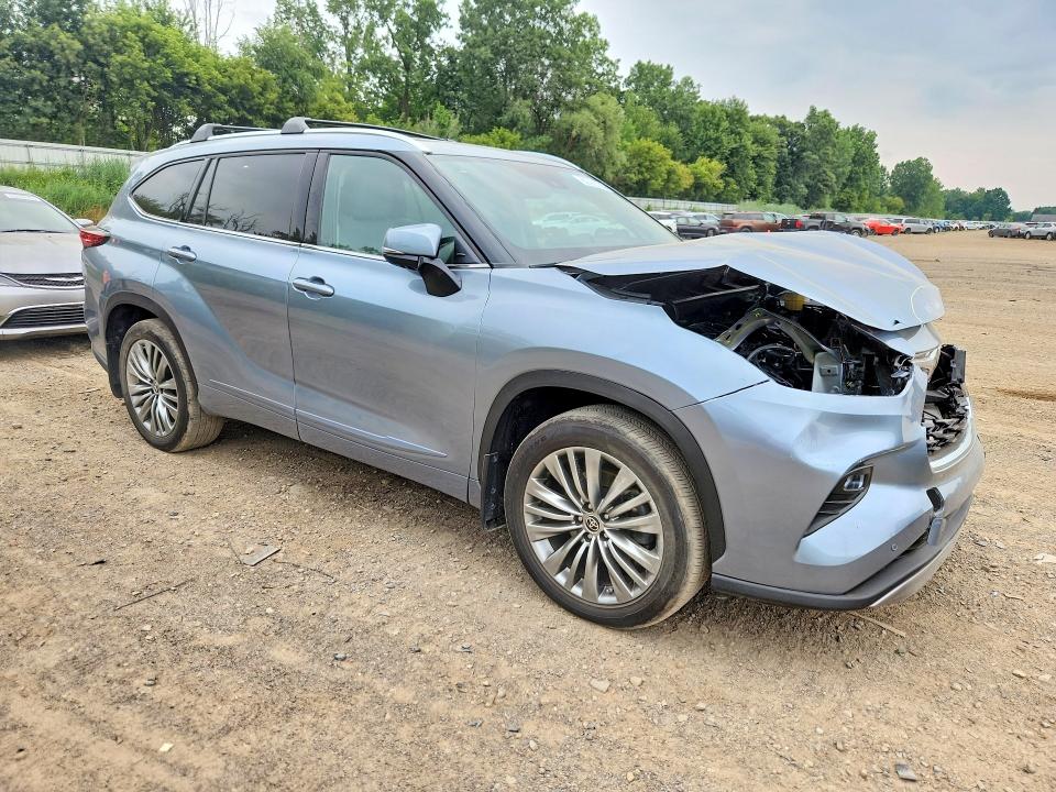 Photo 4 from auction – 2022 TOYOTA HIGHLANDER with VIN 5TDFZRBH3NS163317