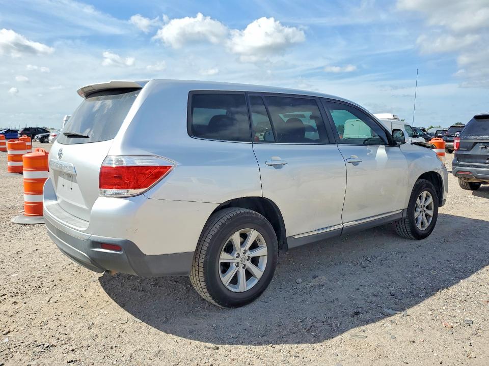 Photo 3 from auction – 2011 TOYOTA HIGHLANDER with VIN 5TDZK3EH3BS025914