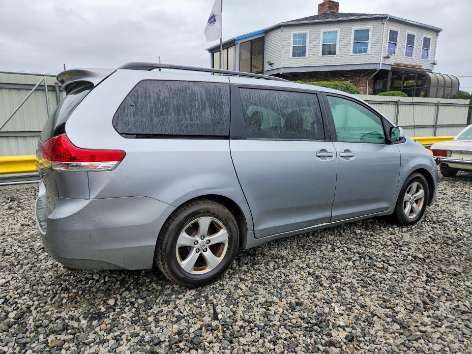 Photo 3 from auction – 2011 TOYOTA SIENNA with VIN 5TDKK3DCXBS065057