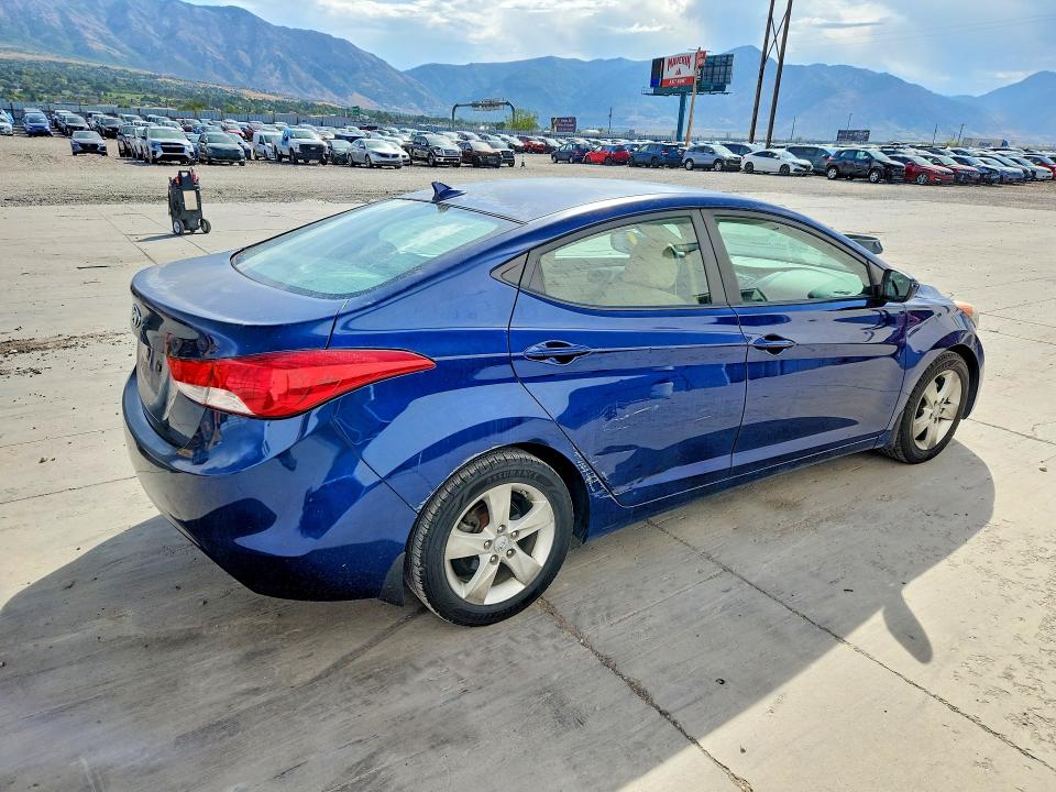 Photo 3 from auction – 2013 HYUNDAI ELANTRA with VIN KMHDH4AE2DU684393