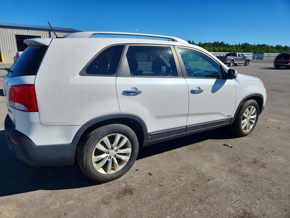 Photo 3 from auction – 2011 KIA SORENTO with VIN 5XYKUDA25BG033366
