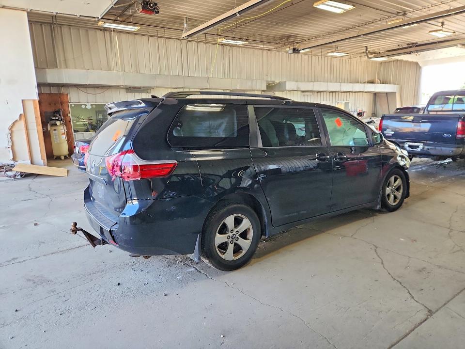 Photo 3 from auction – 2018 TOYOTA SIENNA with VIN 5TDKZ3DC0JS962060