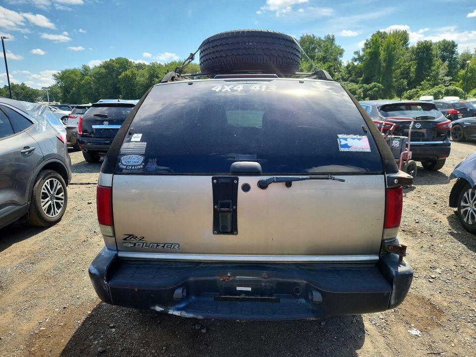Photo 6 from auction – 2000 CHEVROLET BLAZER with VIN 1GNCT18W9YK114461