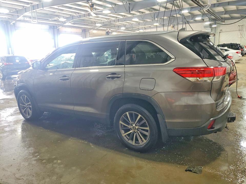 Photo 2 from auction – 2019 TOYOTA HIGHLANDER with VIN 5TDJZRFH7KS565017
