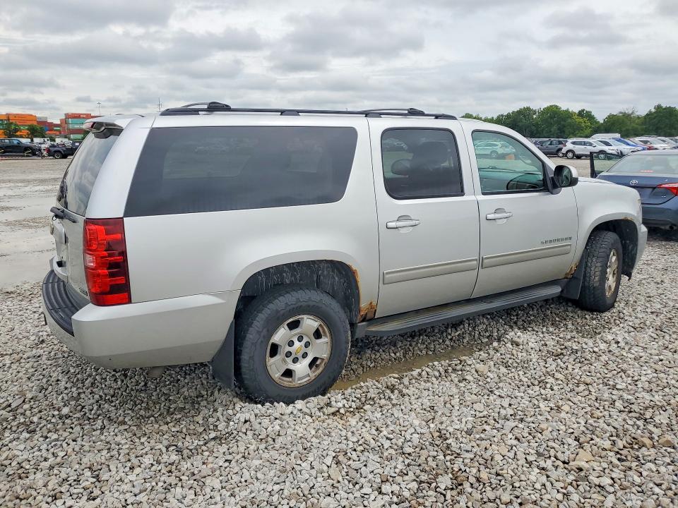 Photo 3 from auction – 2011 CHEVROLET SUBURBAN with VIN 1GNSKHE35BR367101