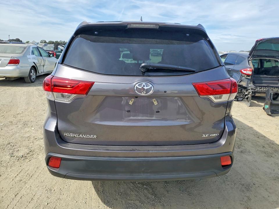 Photo 6 from auction – 2018 TOYOTA HIGHLANDER with VIN 5TDJZRFH7JS535563