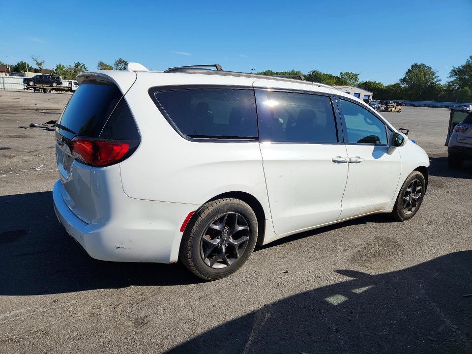 Photo 3 from auction – 2018 CHRYSLER PACIFICA with VIN 2C4RC1BG4JR317303
