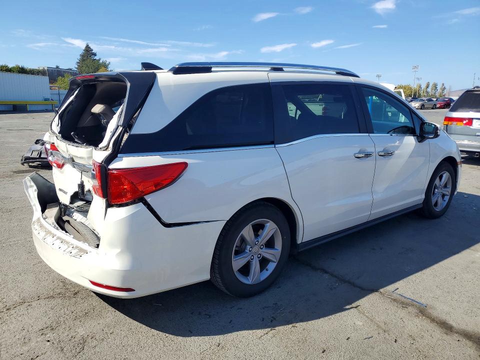 Photo 3 from auction – 2018 HONDA ODYSSEY with VIN 5FNRL6H75JB101038