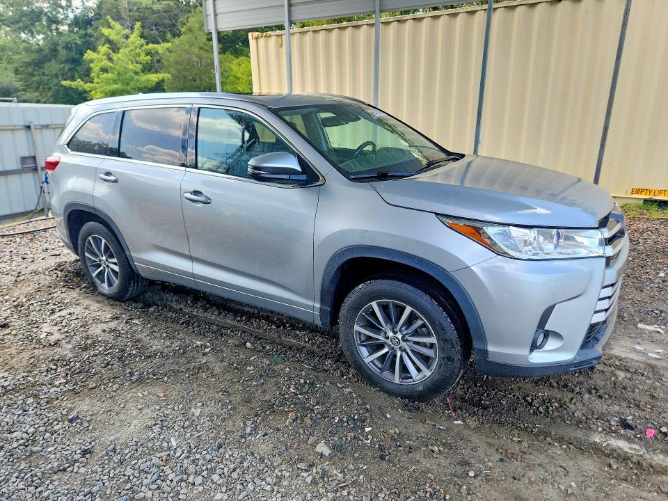 Снимка 4 от търг – 2018 TOYOTA HIGHLANDER с VIN 5TDKZRFH3JS548119