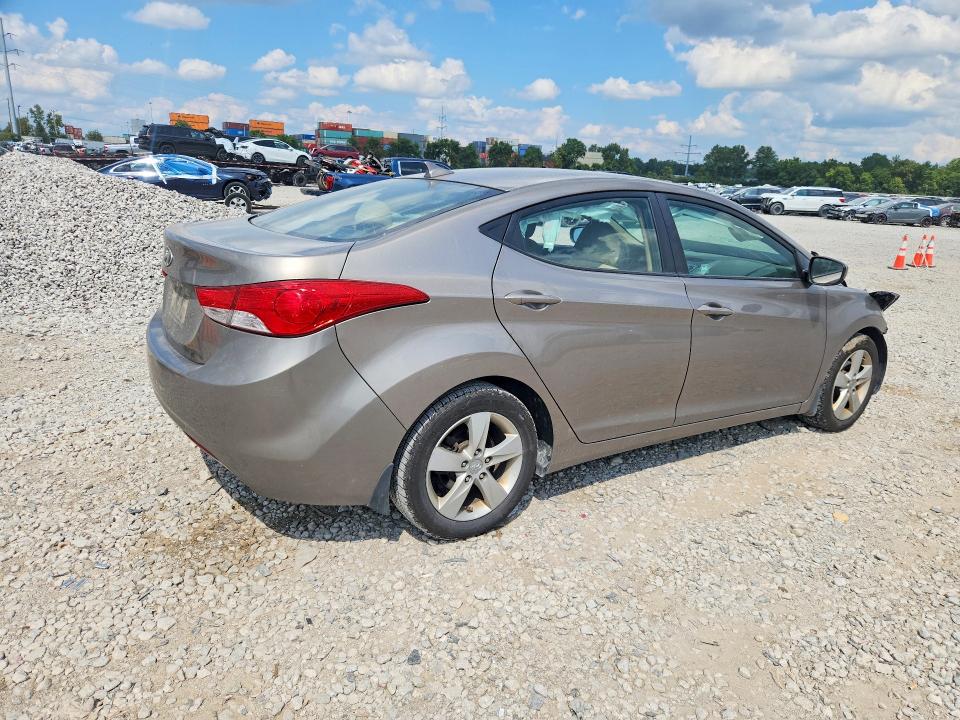 Снимка 3 от търг – 2013 HYUNDAI ELANTRA с VIN 5NPDH4AE4DH344094