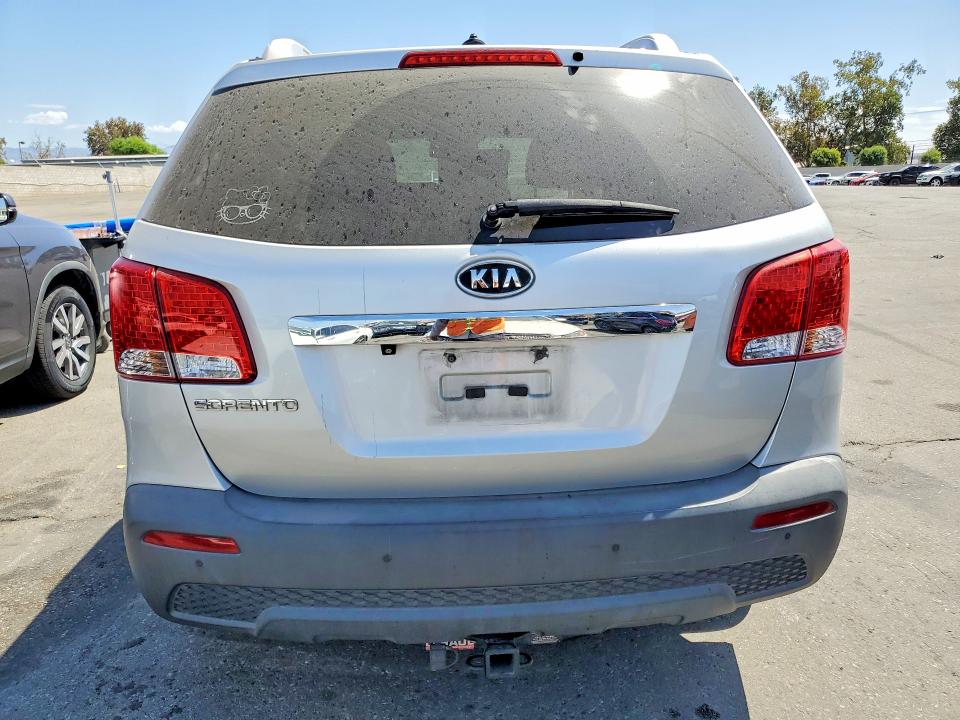 Photo 6 from auction – 2011 KIA SORENTO with VIN 5XYKT3A19BG157631