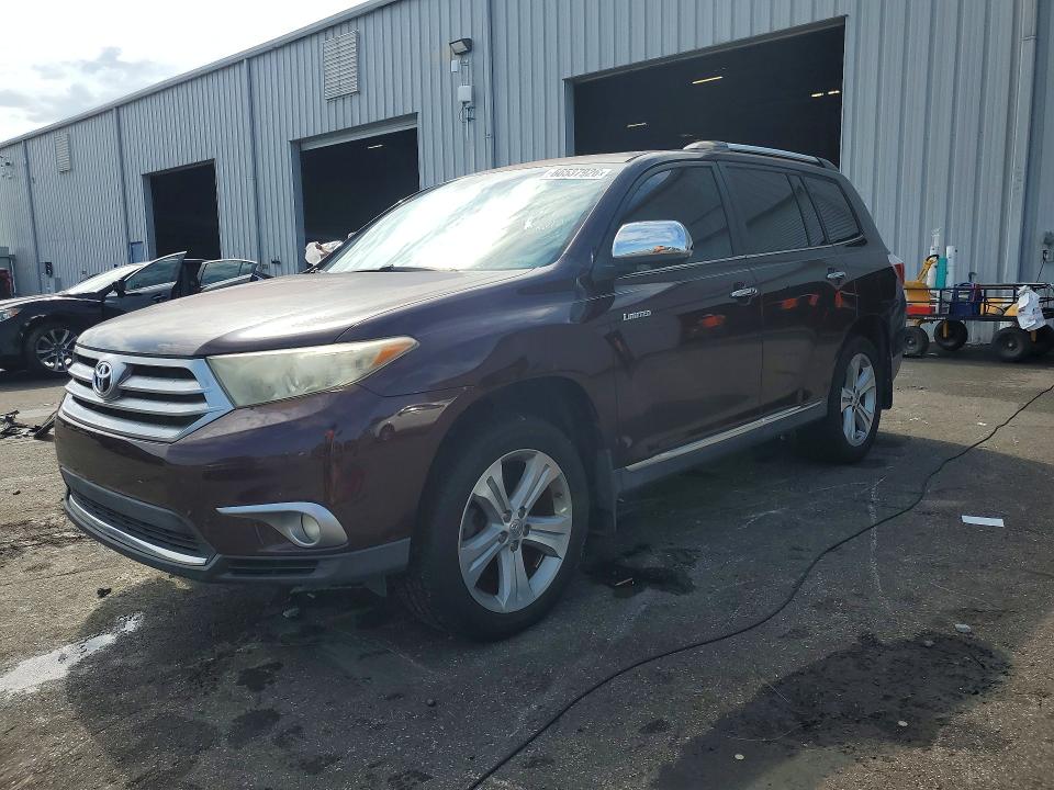 TOYOTA HIGHLANDER 2013 مع رقم تعريف المركبة 5TDYK3EH7DS117364 - صورة من المزاد