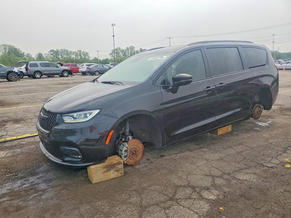 CHRYSLER PACIFICA 2021 with VIN 2C4RC1BGXMR560957 - Photo from auction