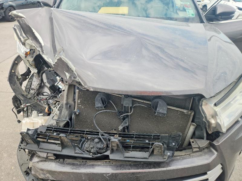 Photo 12 from auction – 2018 TOYOTA HIGHLANDER with VIN 5TDZARFH6JS035338