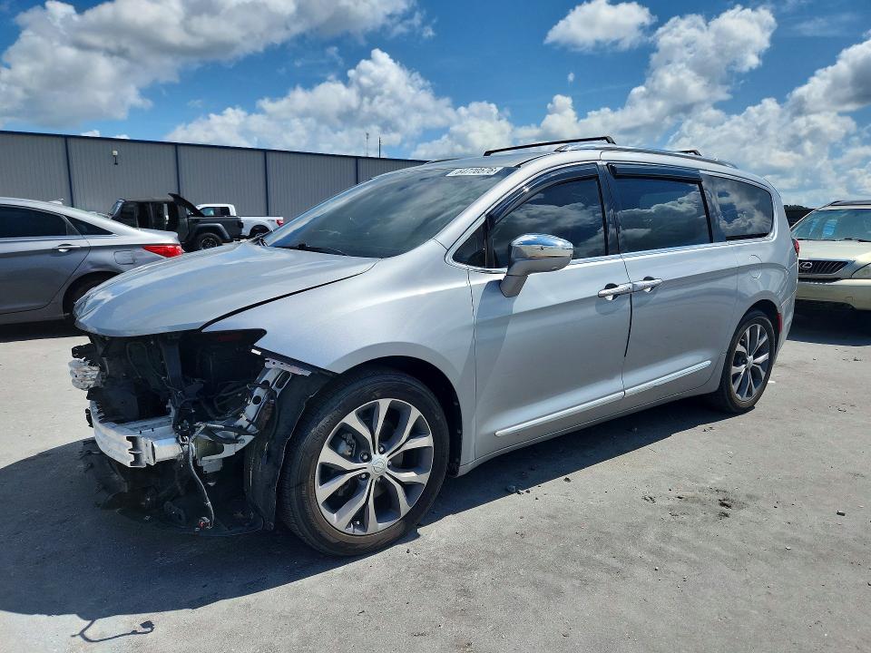 CHRYSLER PACIFICA 2017 with VIN 2C4RC1GGXHR505083 - Photo from auction