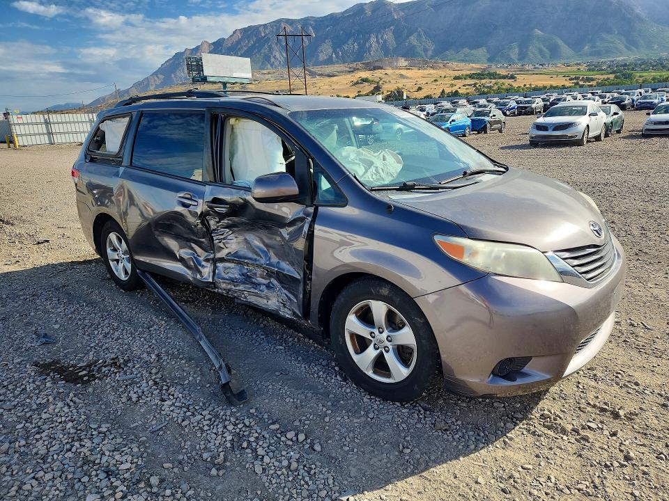 Photo 4 from auction – 2014 TOYOTA SIENNA with VIN 5TDKK3DC5ES494319