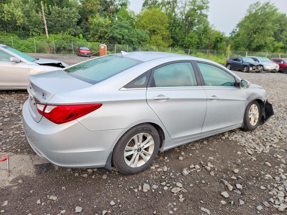 Photo 3 from auction – 2013 HYUNDAI SONATA with VIN 5NPEB4AC4DH663516