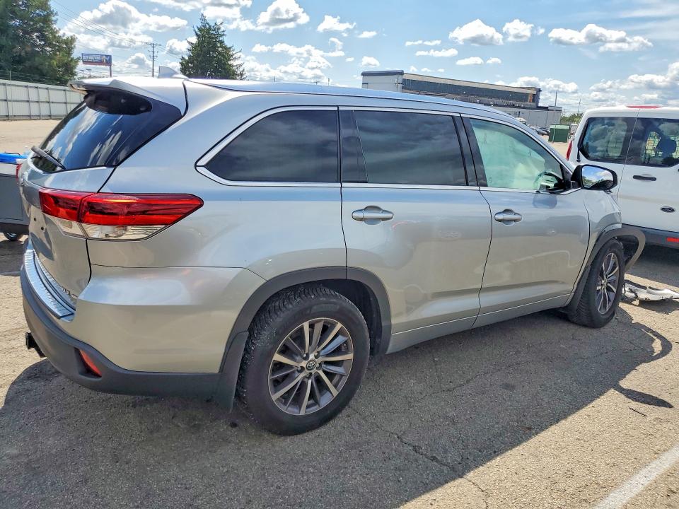 Photo 3 from auction – 2017 TOYOTA HIGHLANDER with VIN 5TDJZRFH2HS389227