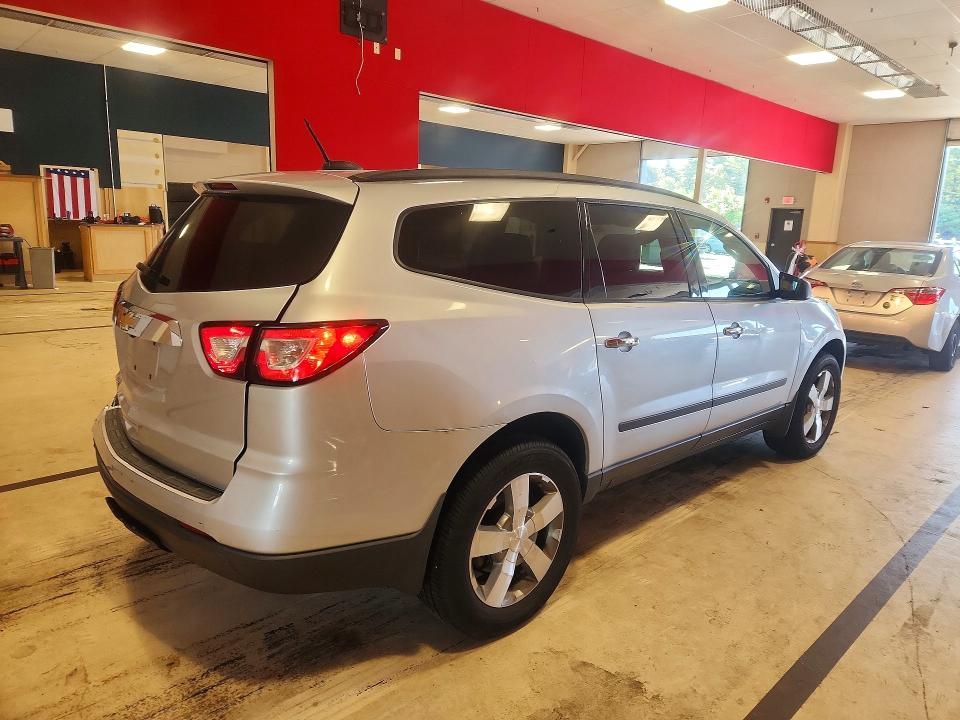 Фото 3 с аукциона – 2017 CHEVROLET TRAVERSE с VIN 1GNKRFED3HJ242310