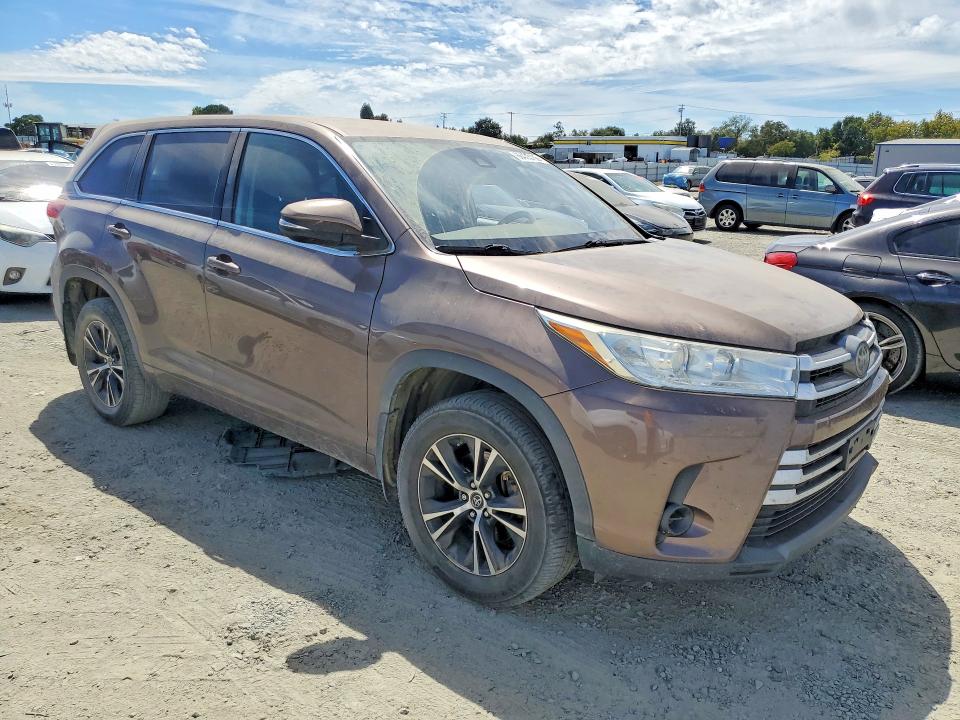 Photo 4 from auction – 2018 TOYOTA HIGHLANDER with VIN 5TDZZRFH5JS249097