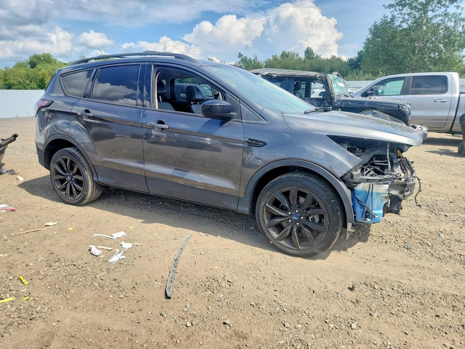 Photo 4 from auction – 2017 FORD ESCAPE with VIN 1FMCU9GD8HUE62577